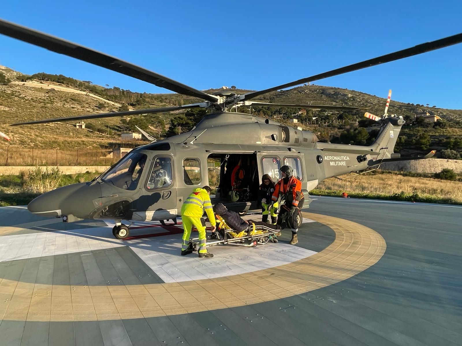 Aeronautica Militare soccorso aereo in salvo un uomo di 38 anni