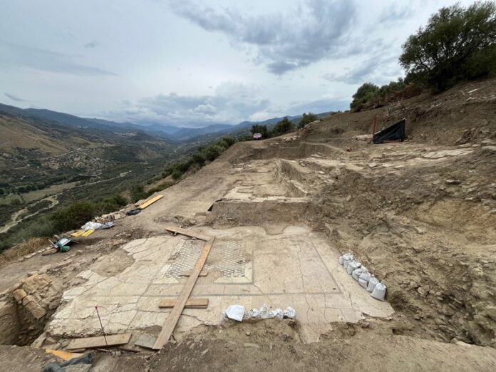 Due vani con pavimento a mosaico, un cortile con ali porticate e i resti di un impianto termale: è quanto emerso nell’area archeologica di Halesa Arconidea, a Tusa, a seguito della conclusione della quinta campagna di scavi condotta dall’Università di Palermo, in collaborazione con il Parco archeologico di Tindari e il Comune della cittadina in provincia di Messina.