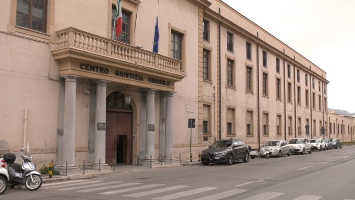 Le carceri minorili in Italia rappresentano un importante punto di riferimento nel sistema di giustizia minorile della regione. Le problematiche legate alla criminalità giovanile in questi territori sono accentuate da fattori socio-economici, come l'elevato tasso di disoccupazione giovanile, la dispersione scolastica e la presenza di organizzazioni criminali.